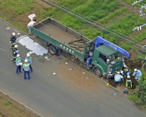 日本一名男子涉酒後駕駛卡車衝撞放學途中的小學生路隊，造成2死3重傷慘劇。網圖