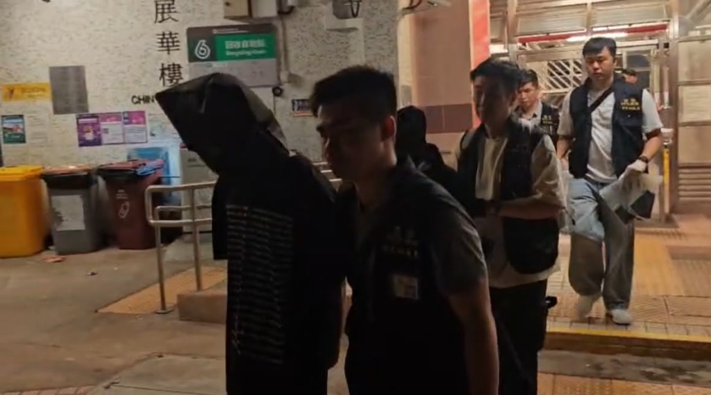 警方在單位內拘捕兩名有黑幫背景的青年。