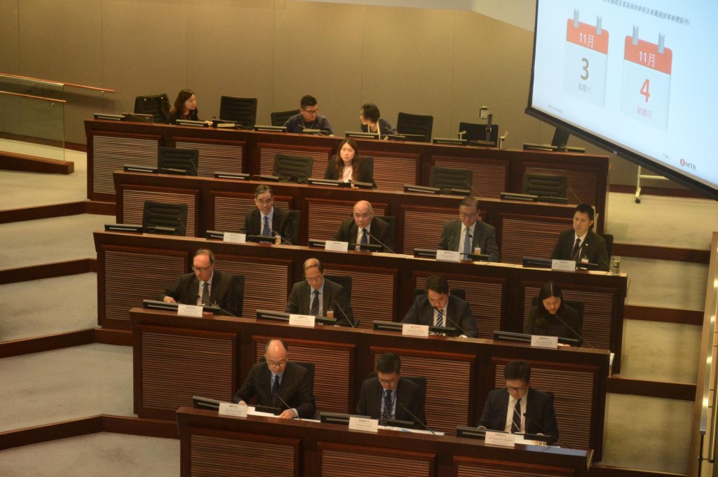 港鐵代表在立法會鐵路事宜小組委員會會議上,亦宣布於下月3日及4日提供優惠回饋乘客。蘇正謙攝