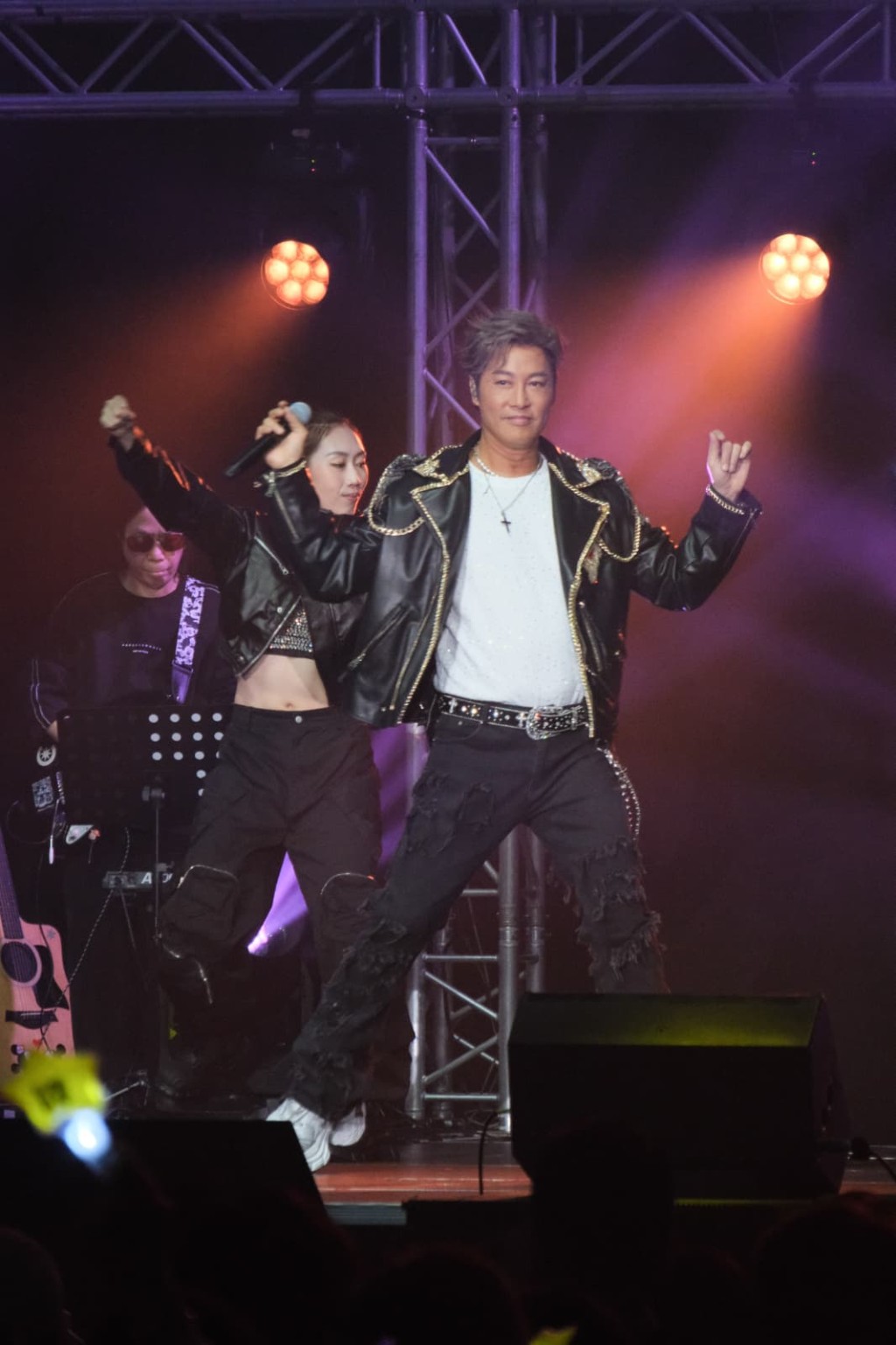 譚耀文︰「《為你解悶》係我第一首派台歌,我向自己發誓,如果開演唱會,呢首歌一定係我開場歌。 譚耀文︰「《為你解悶》係我第一首派台歌,我向自己發誓,如果開演唱會,呢首歌一定係我開場歌。