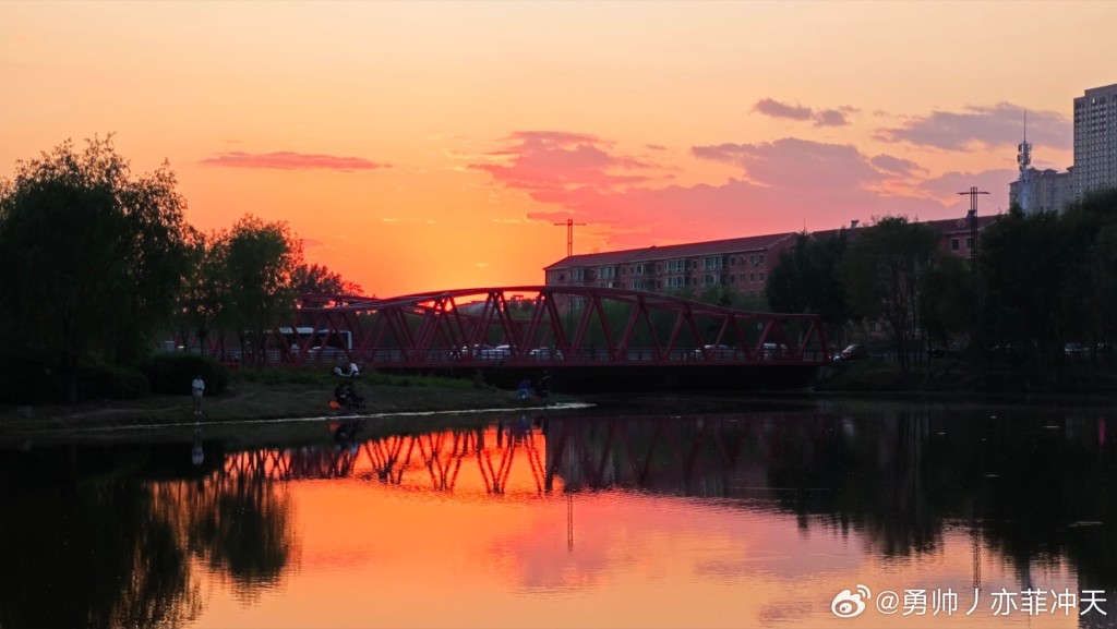 內地江蘇南京、蘇州、上海、遼寧瀋陽等地出現火燒雲現象。