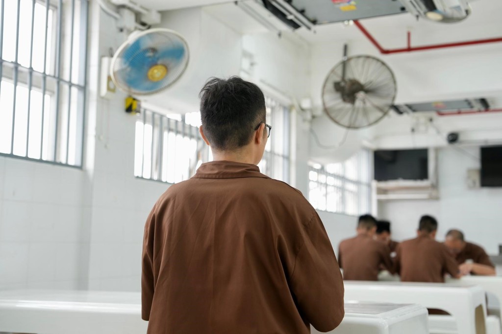 正在赤柱监狱服刑的在囚人士阿忠(化名)表示，自署方于惩教院所推行多项通风及降温措施，包括于饭堂安装多把风扇，室内闷热情况大幅改善。