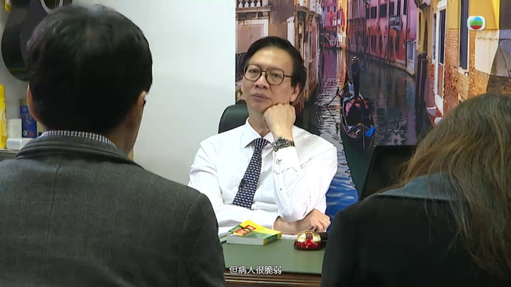 對於面對感情困境的「戀愛腦」病人，他更有一套獨特的開導哲學：「一定要讓她重新振作，讓她知道這次失敗不打緊，以後只有男人死在你手上，這樣她就會笑著出去沒事了」。