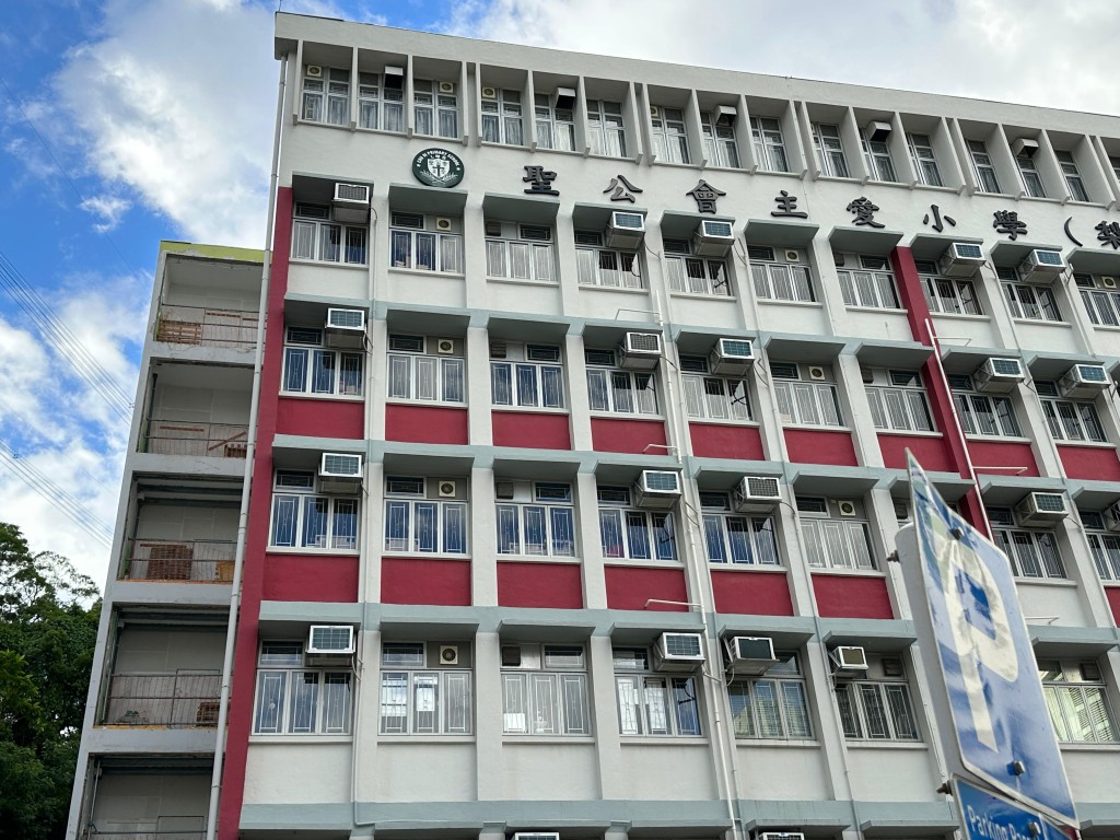 鐵通疑從高處墮下，擊中小學附近工地一女工。