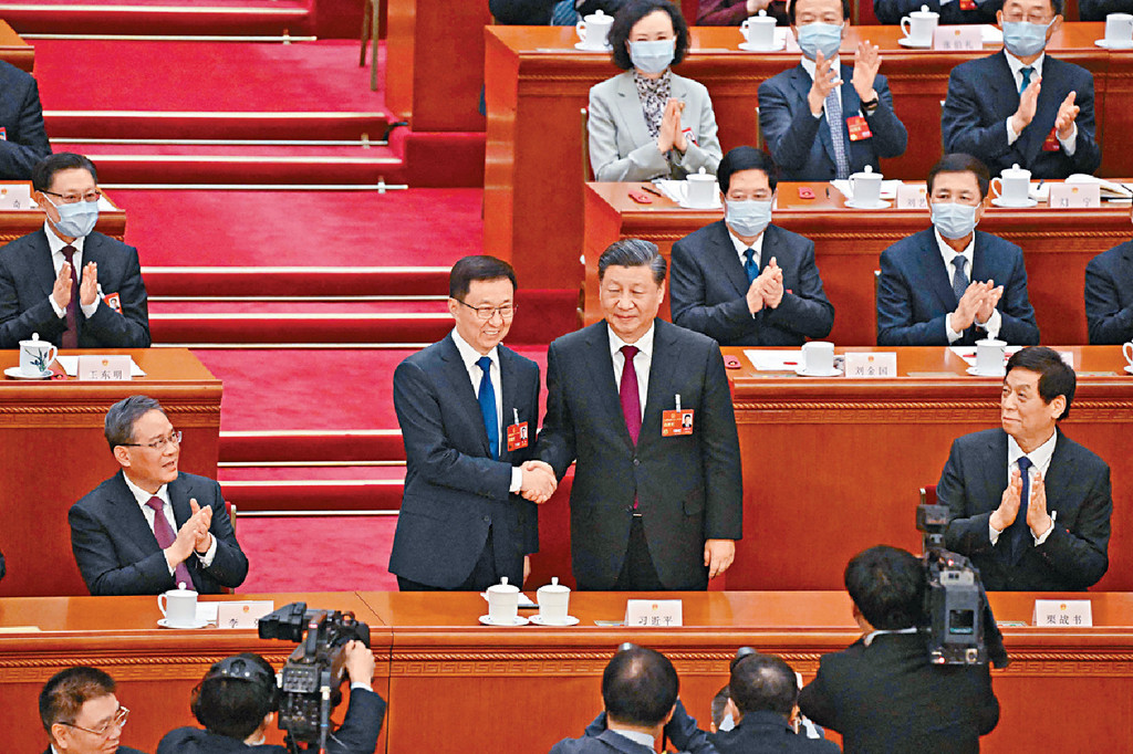 ■韓正全票當選國家副主席,上前與習近平握手。 ■韓正全票當選國家副主席,上前與習近平握手。