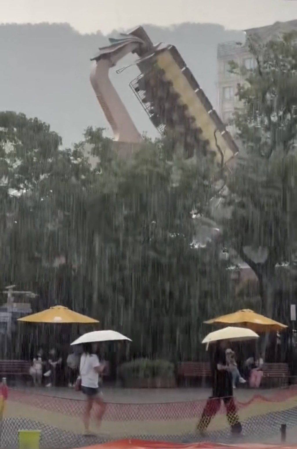 遊客蘇州樂園玩機動遊戲突遇暴雨。抖音@1米79的徐州菇涼 遊客蘇州樂園玩機動遊戲突遇暴雨。抖音@1米79的徐州菇涼