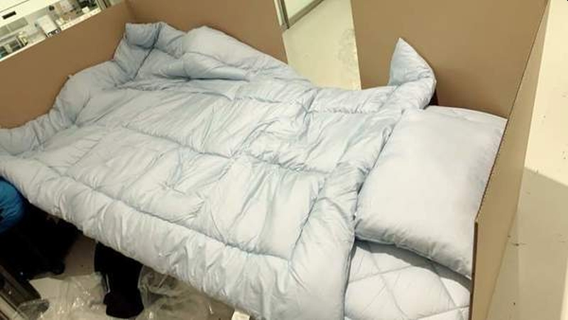 紙箱床位備有被褥。(網圖)
