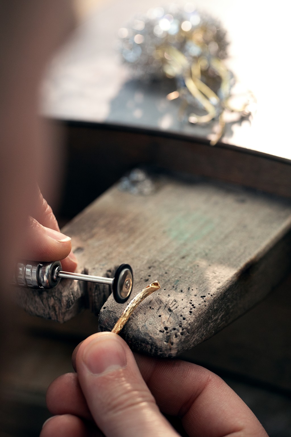 工匠小心打磨水母的金屬觸手部位，好讓整體形態及線條流麗準確像真。