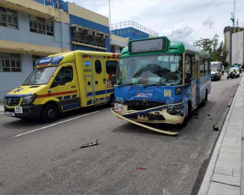 空載的小巴擋風玻璃爆裂車頭損毀。