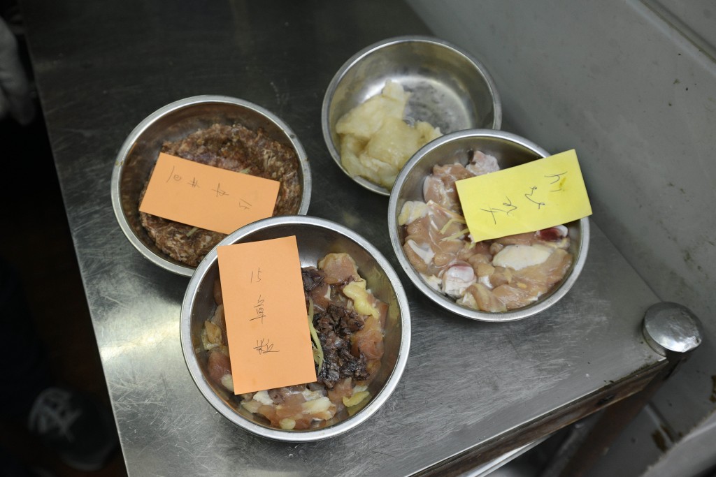 西廚可能只是調汁、食材新鮮就搞定,中廚不是,又要切又要醃,對着火爐十幾個小時。 西廚可能只是調汁、食材新鮮就搞定,中廚不是,又要切又要醃,對着火爐十幾個小時。
