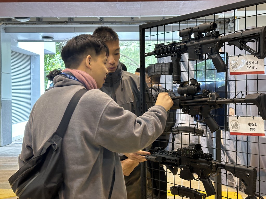 反恐特勤队成员介绍枪械。