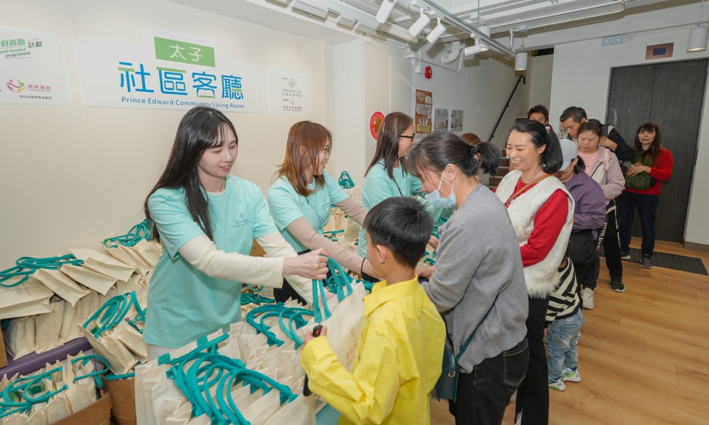 太子社區客廳會員對於獲贈福袋表現高興。 太子社區客廳會員對於獲贈福袋表現高興。