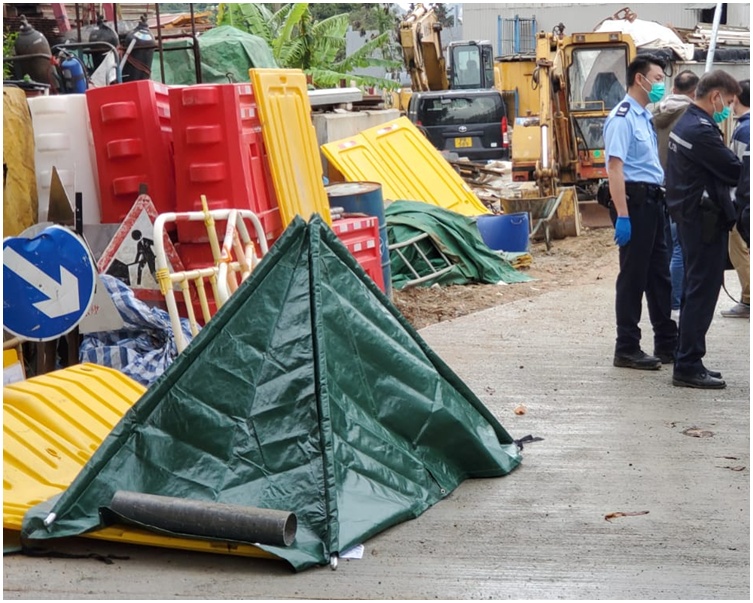 警方以帳篷遮蓋死者遺體。