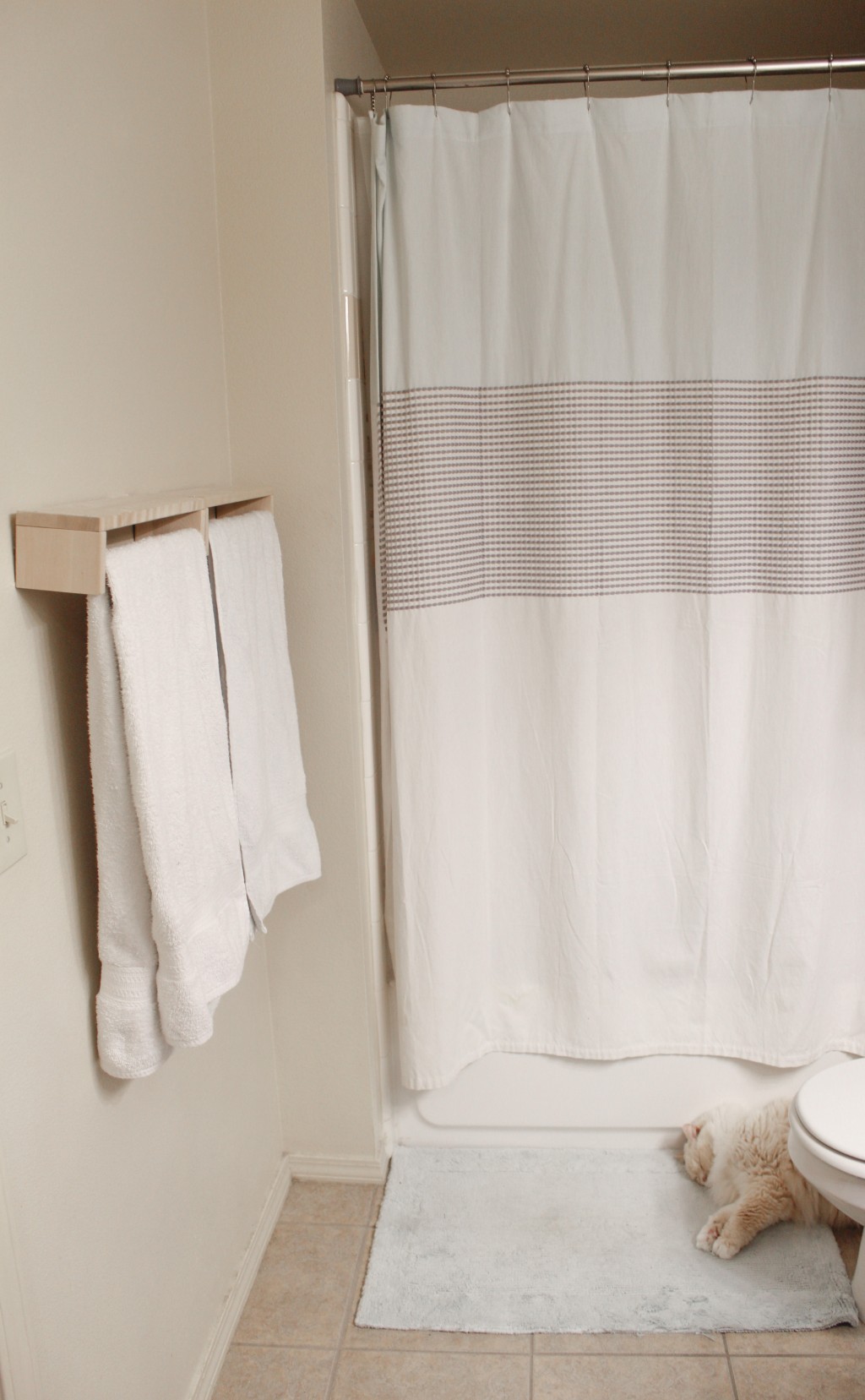专家建议定期清洗浴帘。 unsplash