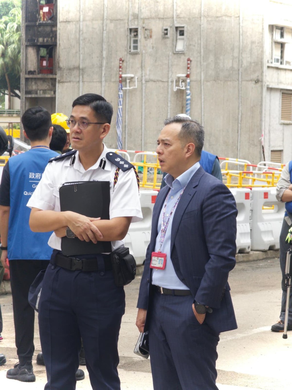 警务处处长周一鸣(右)及大埔警区指挥官江永祥到场视察。 警务处处长周一鸣(右)及大埔警区指挥官江永祥到场视察。