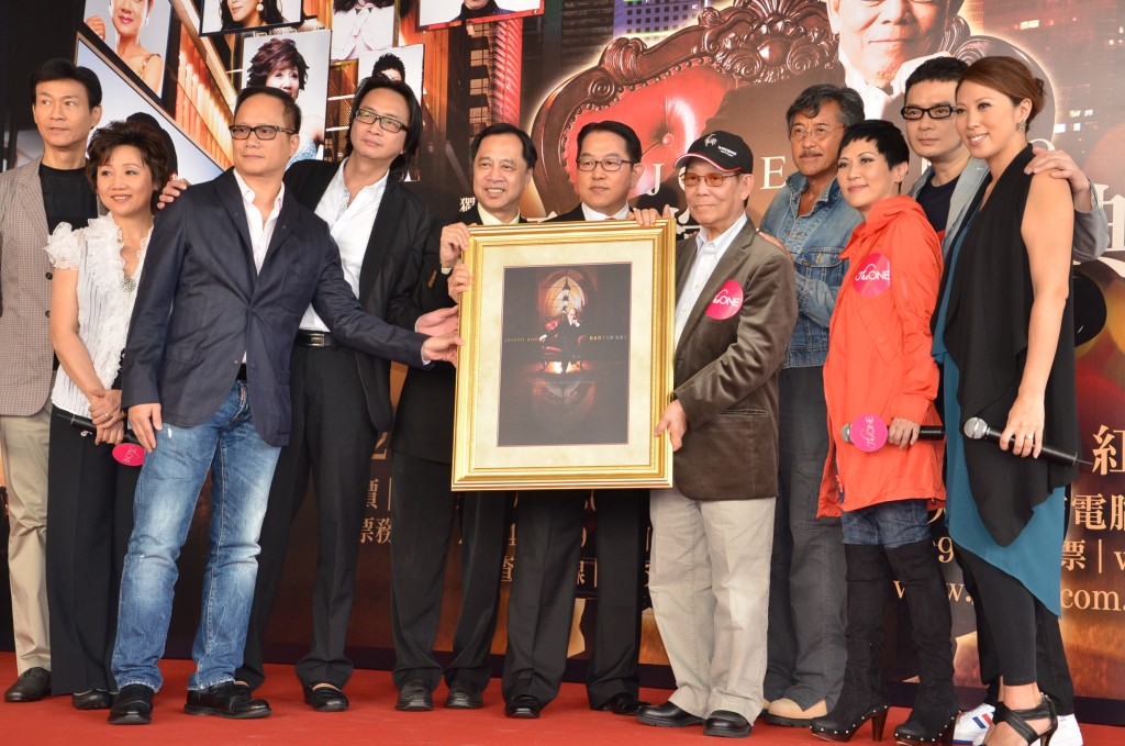 2012年鄭少秋(左一)、張德蘭(左二)、(右起)李樂詩、黃耀明、陳潔靈、林子祥和顧嘉煇一同出席《顧嘉煇大師經典演唱會》記者會。