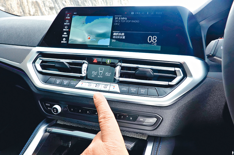 ●10.25吋觸控屏幕內置iDrive 7多媒體系統連導航功能。