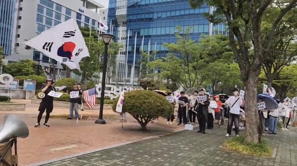 X@ROKmadebyGOD 大田選舉管理委員會前,示威者高喊:「選舉舞弊!重新選舉!」 X@ROKmadebyGOD X@ROKmadebyGOD 大田選舉管理委員會前,示威者高喊:「選舉舞弊!重新選舉!」 X@ROKmadebyGOD