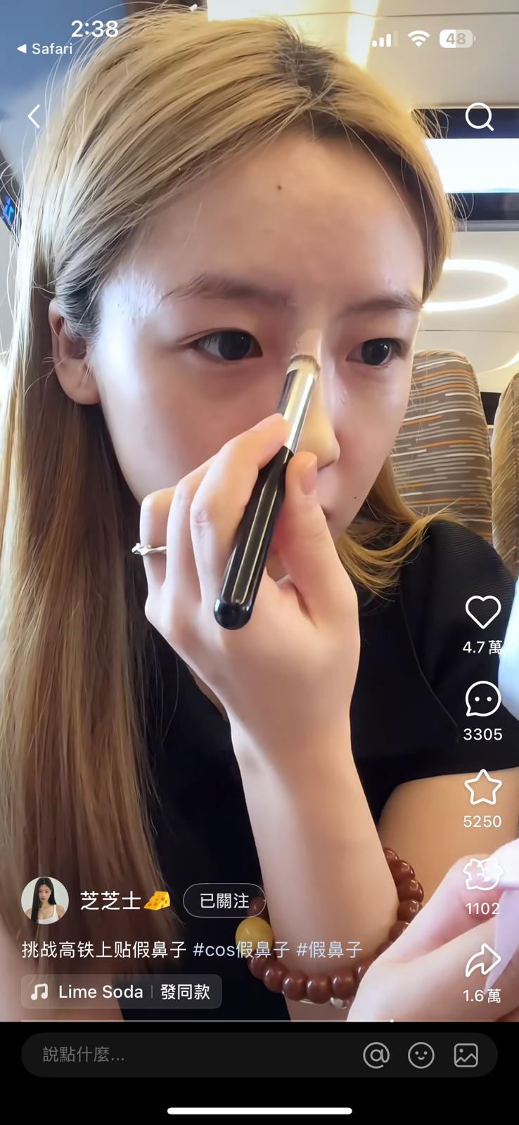 然後她開始又拿出化妝掃沾上大量遮瑕膏,並從鼻樑位置開始掃。 然後她開始又拿出化妝掃沾上大量遮瑕膏,並從鼻樑位置開始掃。