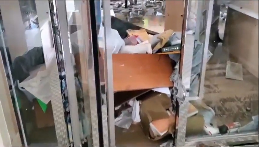 圖書館在暴雨期間水浸，有書架被洪水沖至倒地。  網上圖片
