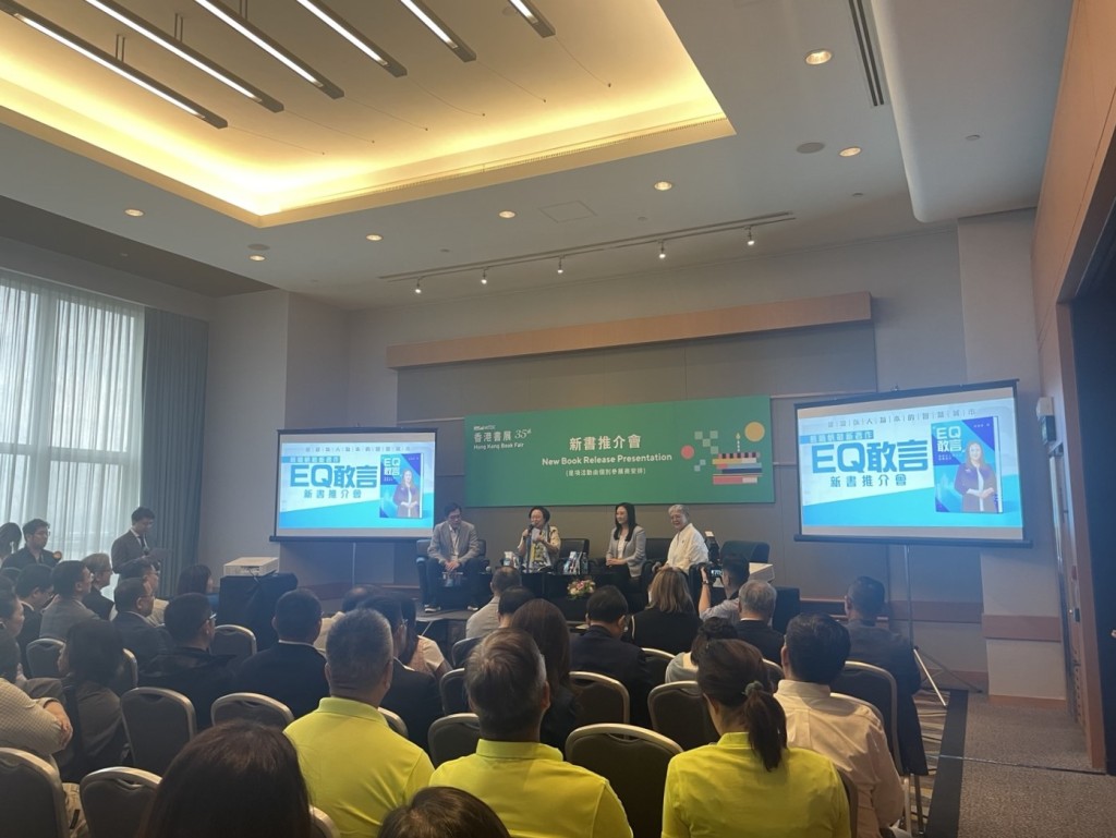 (右二)葛珮帆分享其對香港經濟、民生及環境政策的洞見與心路歷程。任朗僖攝 (右二)葛珮帆分享其對香港經濟、民生及環境政策的洞見與心路歷程。任朗僖攝