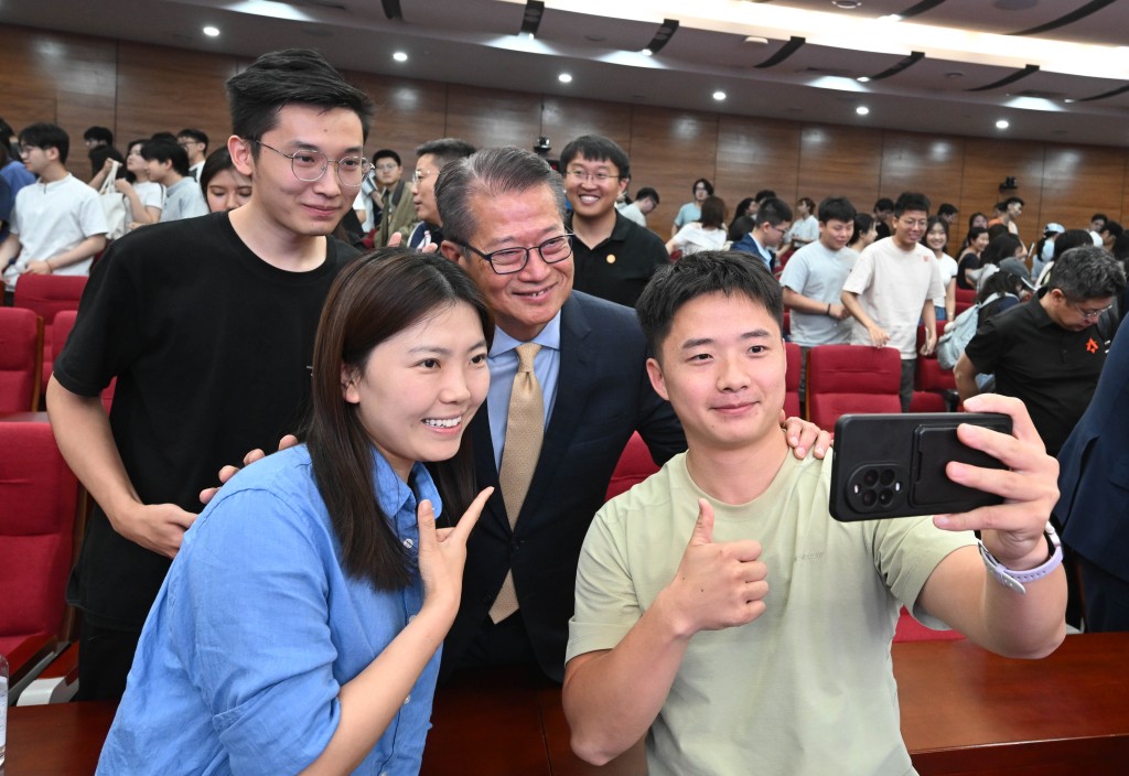 陳茂波（右二）在西北工業大學的座談會上與參與人士合照。