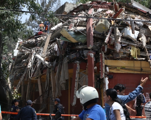 截至10時,地震造成至少130人亡。新華社