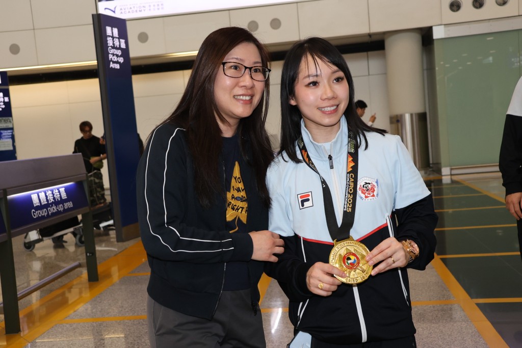 這位剛落機的女士走近Grace身邊恭喜她獲得世界冠軍。徐嘉華攝