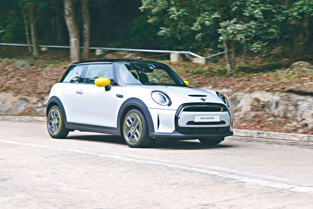 MINI Electric加速及操控性能不下於汽油版Cooper S，「一換一」車價則便宜六萬多元，為$329,800起。
　　