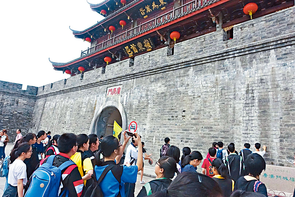 公民科新增內地考察,有中學擬分批安排學生完成考察,並計入平時分數。