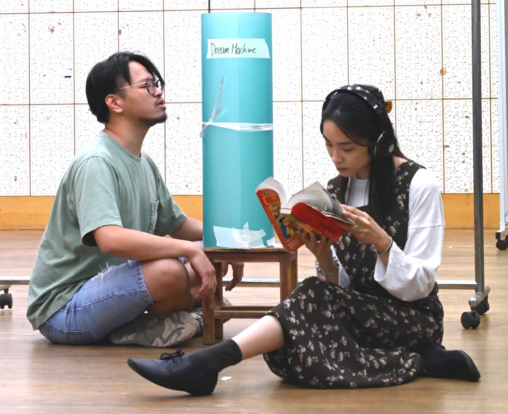 分別飾演導遊馬泰星和演員陳小燕的陳嘉樂（左）及麥靜雯（右），是劇中十一個故事的「連繫人」。