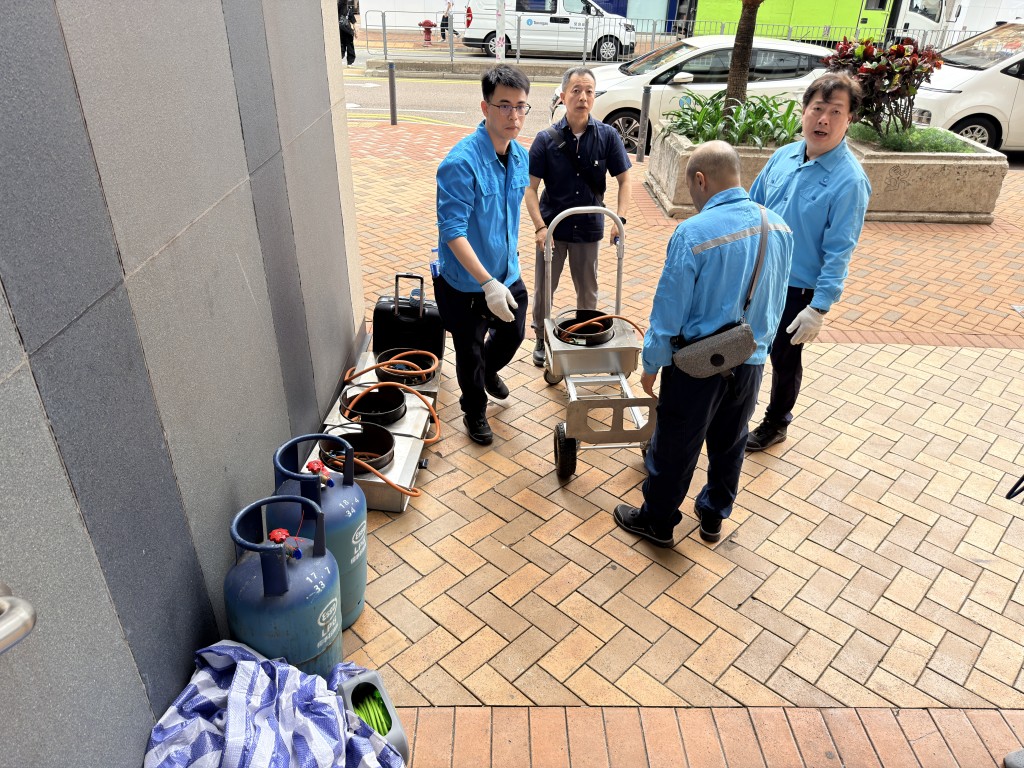 煤氣公司職員準備部分爐頭供食店使用。