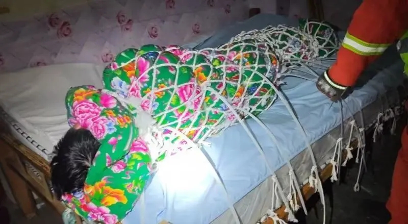 广州男跟风挑战“扎带逃生”，裹被渔网扎带固定，结果被困。