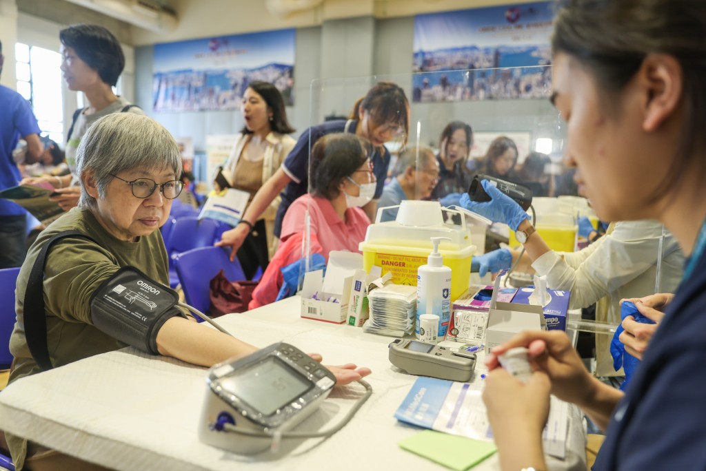 長者在活動中獲得眼科及血液檢測等免費健康檢查服務。 長者在活動中獲得眼科及血液檢測等免費健康檢查服務。