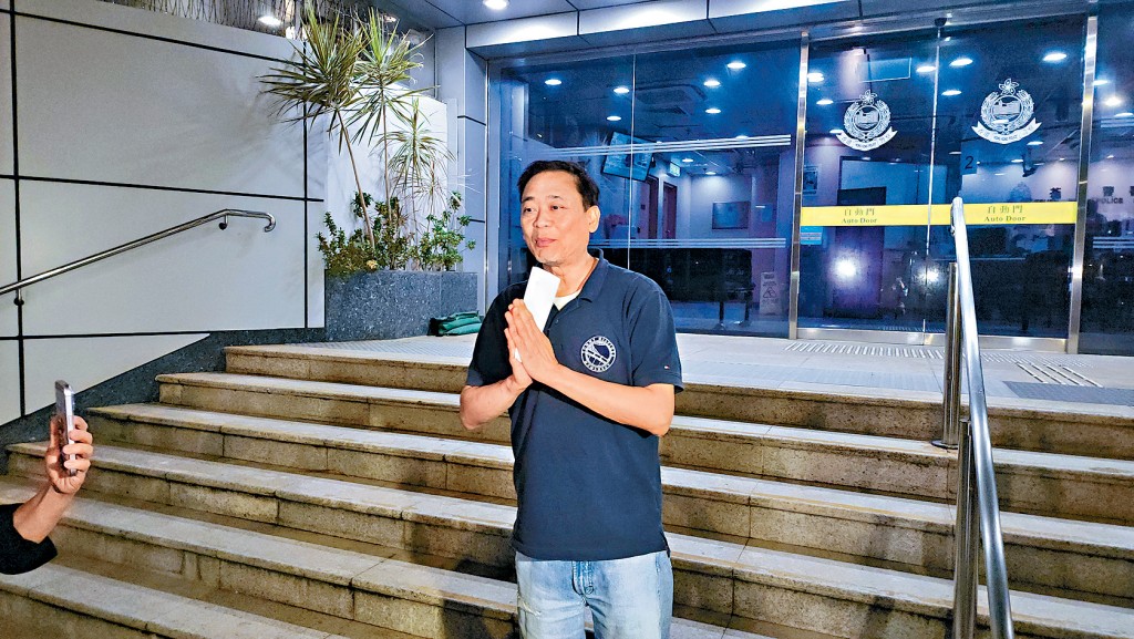 江祥發獲准保釋離開警署時雙手合十，向在場人士祝願：「希望大家平平安安、健健康康」。