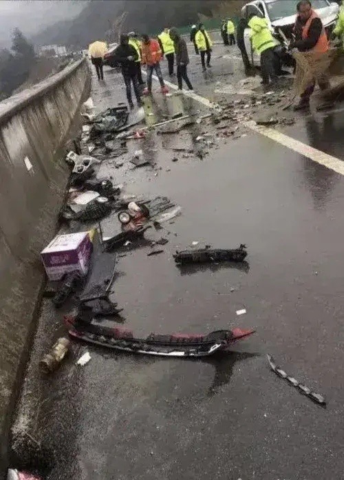 湖南公路49車追撞，事故現場一片狼藉。 網上圖片