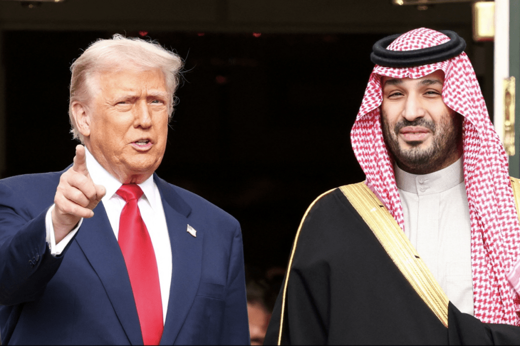 提到一名王室成員大讚現時的美國「炙手可熱」，又稱「他沒想到會來拍我馬屁」，疑似影射沙特王儲穆罕默德，引起爭議。路透社