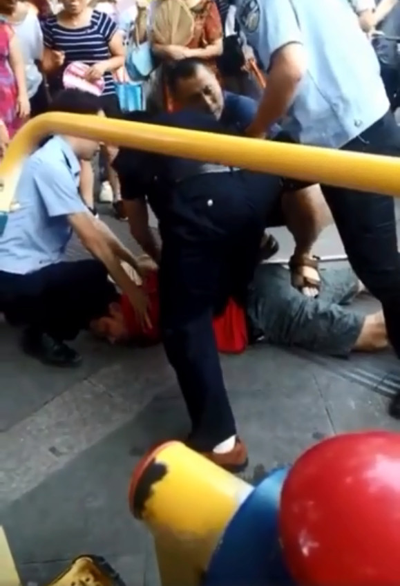 警方接報趕到現場將李男制服。網圖