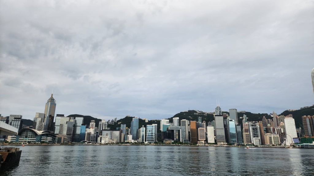 本港地區下午大致多雲,有幾陣驟雨及雷暴,稍後部分地區雨勢較大。黎志偉攝 本港地區下午大致多雲,有幾陣驟雨及雷暴,稍後部分地區雨勢較大。黎志偉攝
