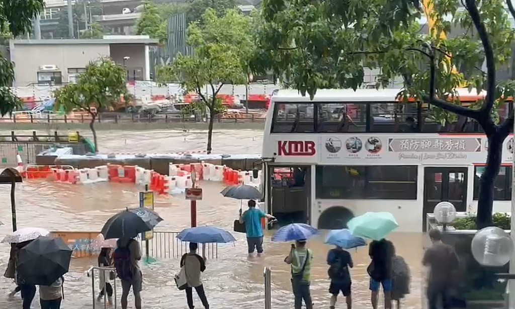 觀塘翠屏道水淹巴士站，巴士涉水載客。