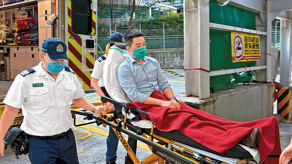 港鐵乘客腰部遭灼傷，其後由救護車送院治理。
