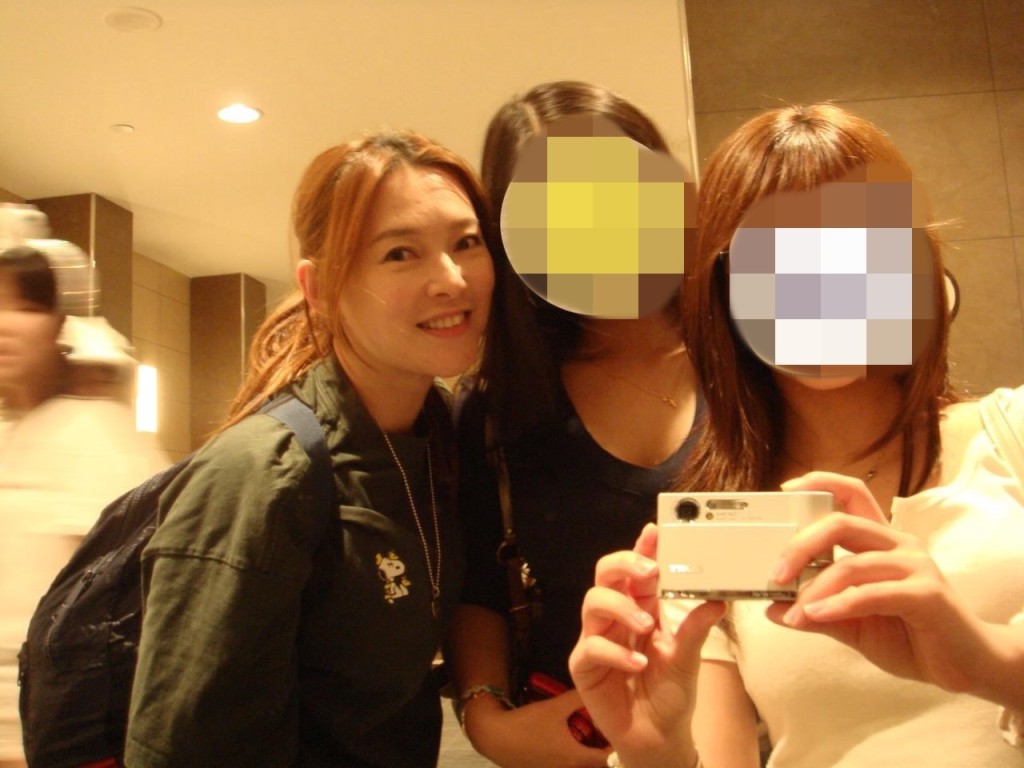 歐倩怡成功為女兒覓得心儀的00年代數碼相機,女兒急不及待與媽媽及朋友一同開心自拍。 歐倩怡成功為女兒覓得心儀的00年代數碼相機,女兒急不及待與媽媽及朋友一同開心自拍。