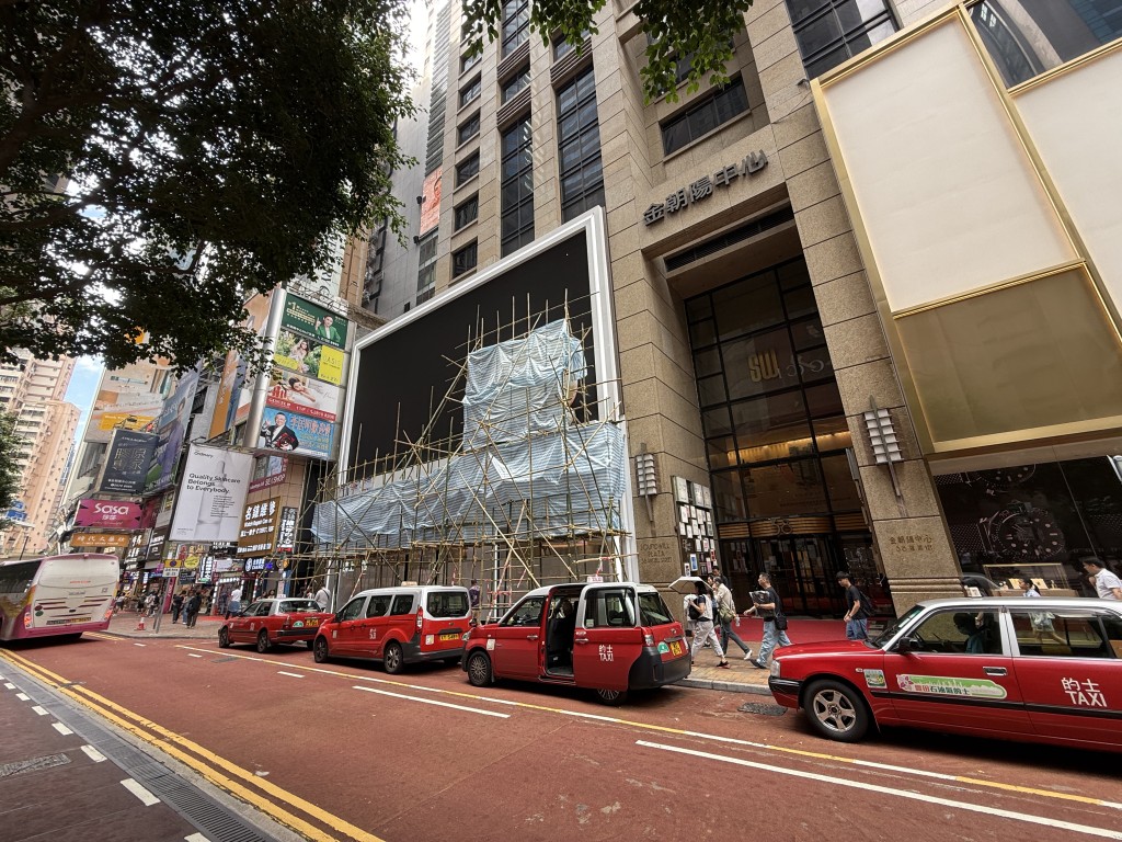 羅素街金朝陽中心地下兩層複式舖，月租高達140萬。