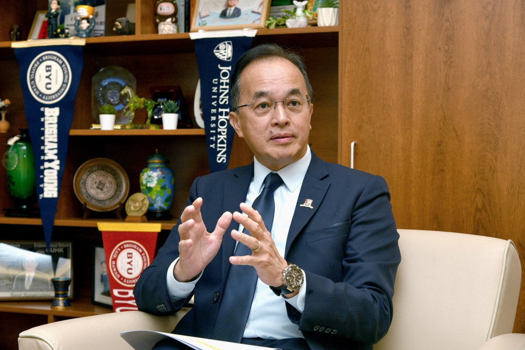 張志強透露,教育學士(數學及數學教育)雙主修課程,今年最佳5科分數的中位數已升至約30分。 張志強透露,教育學士(數學及數學教育)雙主修課程,今年最佳5科分數的中位數已升至約30分。