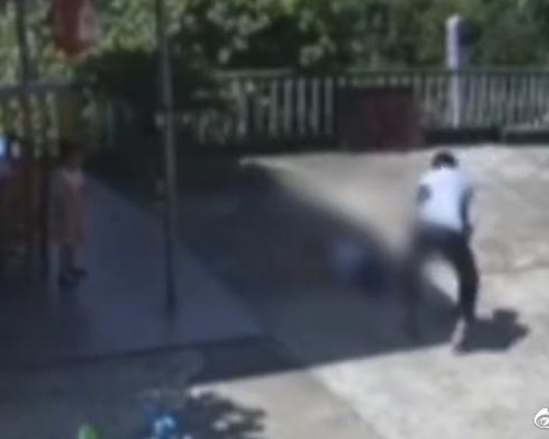 女童被男子以鋤頭不斷擊向其頭部。網圖