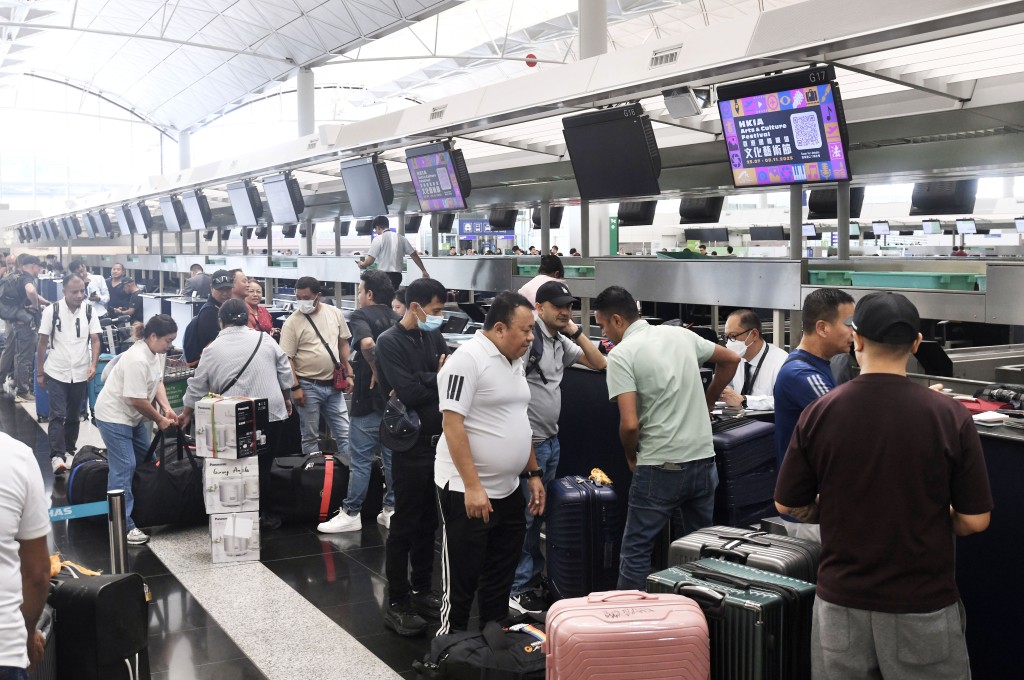 截至今日（23日）上午10時30分，香港國際機場全日共有382班航班取消，43班航班延誤。
