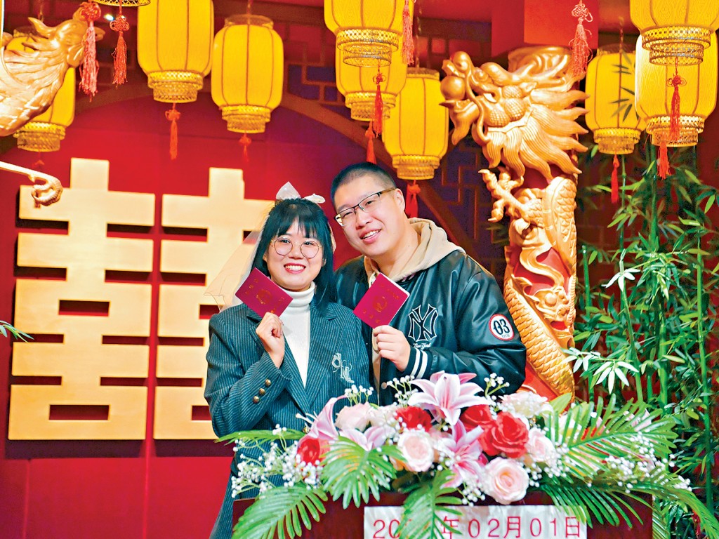 吉林長春，一對新人近日領結婚證後拍照留念。