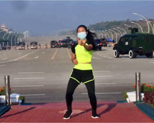 緬甸一名女子於政變現場跳舞，影片瞬間於網上瘋傳。網圖