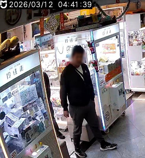 賊人進入店舖後先是四周查看一輪。