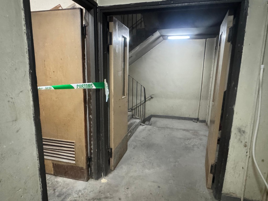 大廈後梯雜物房被用作儲存私煙。海關圖片